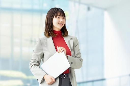 パソコンを持つ女性・ビジネスウーマン 女性,パソコン,笑顔の写真素材