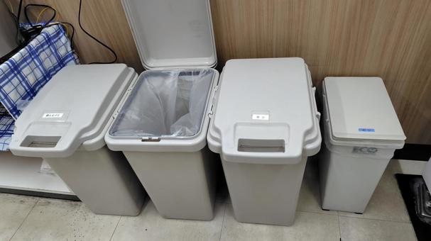 ゴミ箱 ゴミ箱,燃えるゴミ,不燃物の写真素材