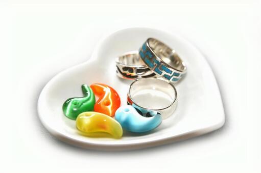 勾玉と銀の指輪 アクセサリー,勾玉,銀の指輪の写真素材