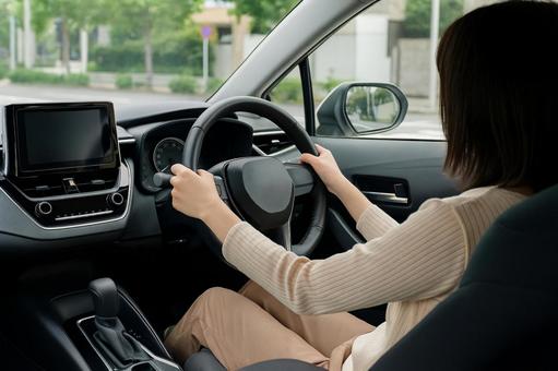 運転するペーパードライバー 運転するペーパードライバーの写真