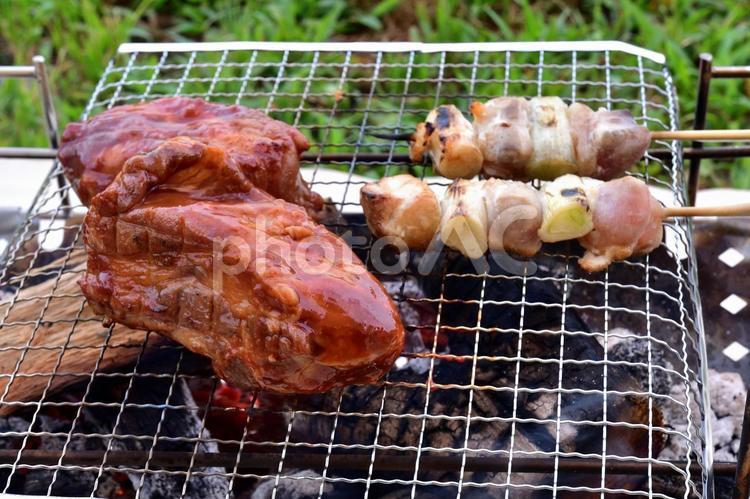 炭火で焼く美味しそうなスペアリブと焼き鳥 食べ物,bbq,炭火の写真素材