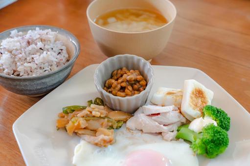 納豆とはんぺんの和朝食 納豆とはんぺんの和朝食 朝食,和食,日本食の写真素材