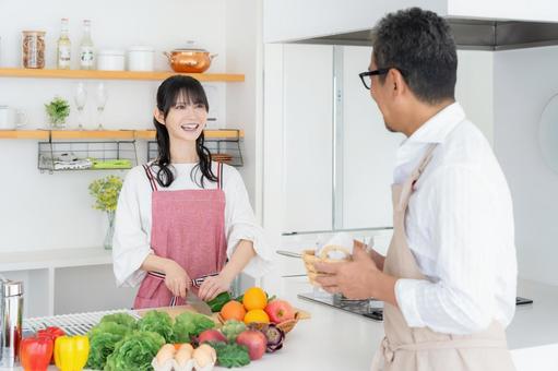 キッチンで料理を作るミドルの夫婦 キッチンで料理を作るミドルの夫婦 料理,家族,夫婦の写真素材