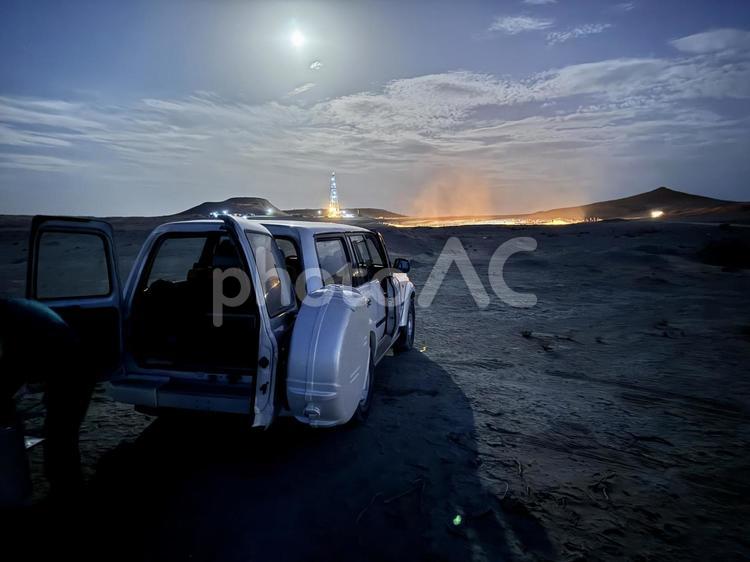 月と車と地獄の門 砂漠,地獄の門,中央アジアの写真素材