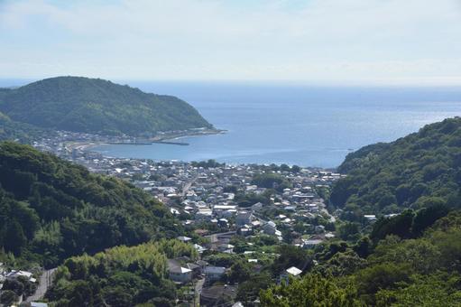 夏の朝の山から見た伊東市・宇佐美の集落 夏の朝の山から見た伊東市・宇佐美の集落 伊東市,宇佐美,集落の写真素材