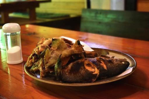 鱒の塩焼きとから揚げ、卓上塩を添えて 鱒,魚,釣りの写真素材