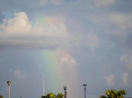 空に儚い虹 空に儚い虹 虹,空,雲の写真素材