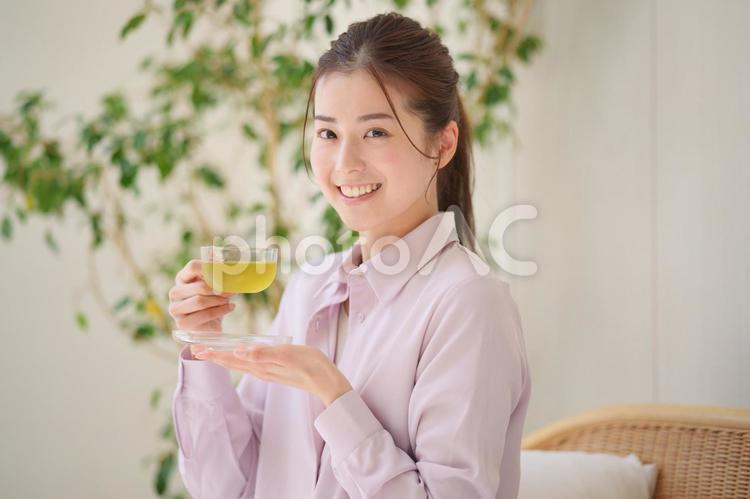 ソファーに座ってお茶を飲む女性 女性,日本人,大人の写真素材