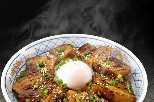 角煮丼　温泉卵のせ 豚の角煮丼,丼,豚角煮の写真素材