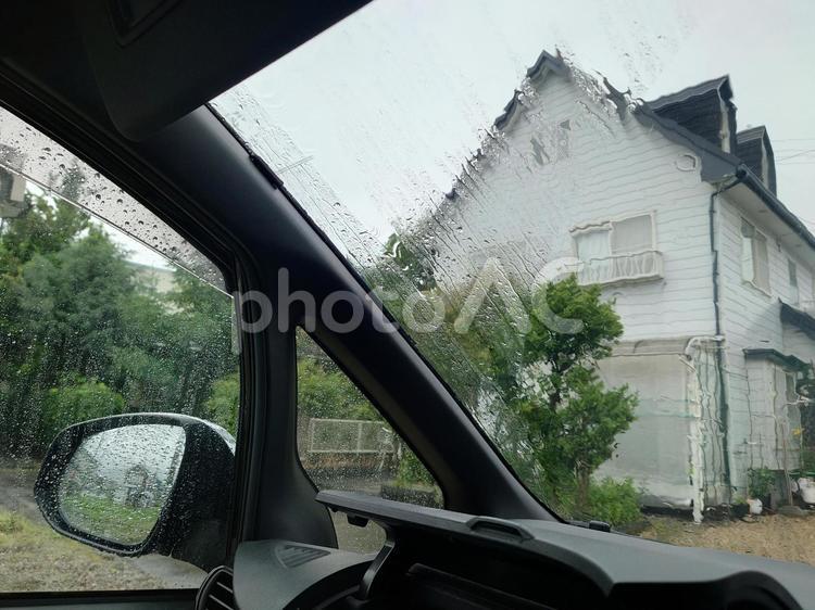 大雨の日に車の中で雨をしのぐ 車,中,大雨の写真素材