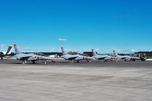 入間航空祭　滑走路上のT-4練習機　の写真