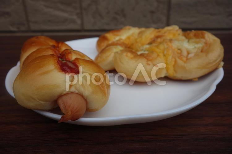 皿の上の総菜パン パン,食べ物,惣菜パンの写真素材
