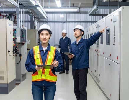 工場設備を点検する作業員の現場イメージ 工場設備を点検する作業員の現場イメージの写真