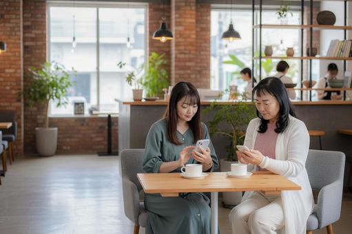カフェで過ごす女性 カフェで過ごす女性 女性,親子,母娘の写真素材