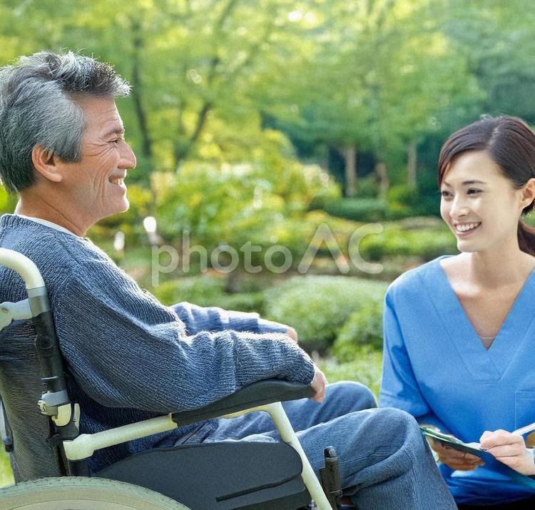 介護士と車椅子の人＃1 介護,車椅子,高齢者の写真素材
