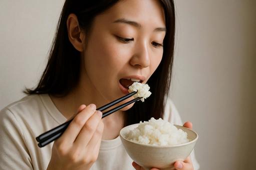白ごはんを食べる女性 白ごはんを食べる女性の写真