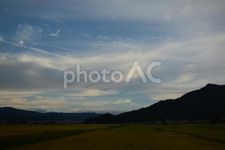 南魚沼の田んぼと秋空 山並,眺め,南魚沼の写真素材