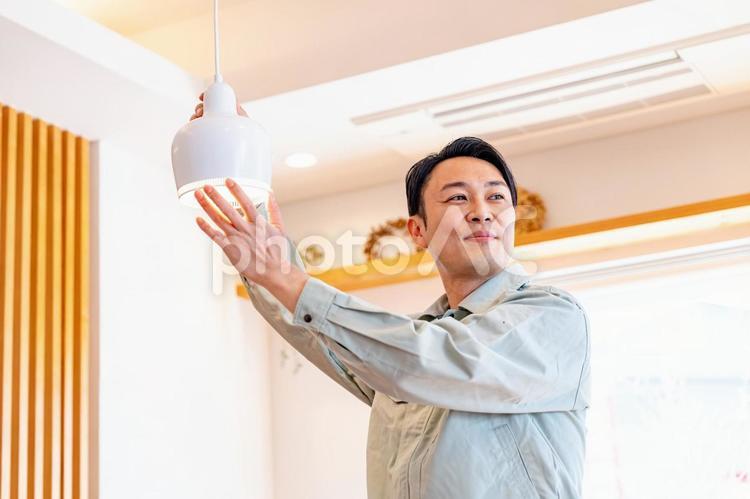 照明器具を持つ男性 採寸,不動産,建設業の写真素材