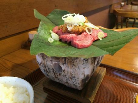 飛騨コンロで焼く高山地方ほおば味噌、牛肉 飛騨コンロで焼く高山地方ほおば味噌、牛肉 朴葉味噌,牛肉,味噌の写真素材