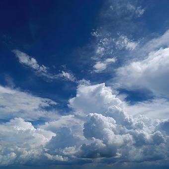 自然のアート:広大な青空と白い雲 自然のアート:広大な青空と白い雲の写真