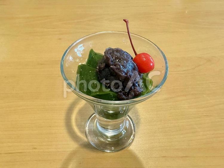さくらんぼが乗った抹茶のゼリー 抹茶ゼリー,あんこ,デザートの写真素材