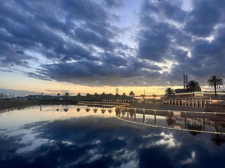 水面に反射する夕暮れの明石海峡大橋 明石海峡大橋,夕暮れ,夕焼けの写真素材