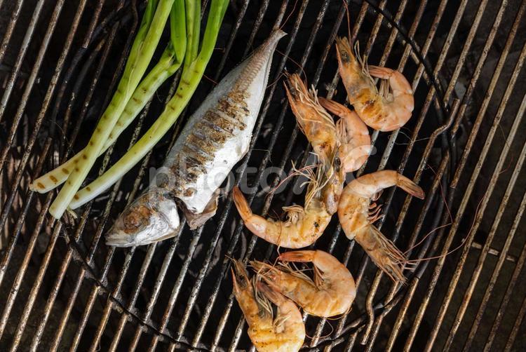 真上から見たエビと長ネギとアジのアップ バーベキュー,焼き料理,魚の写真素材