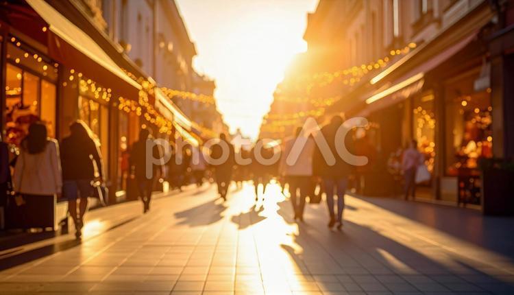 夕方の繁華街（後ろ姿の人々） 夕方,オシャレ,観光地の写真素材
