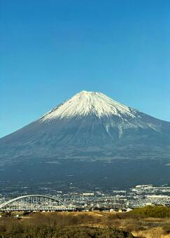 雪化粧した富士山と橋の風景 富士山,雪化粧,日本の写真素材