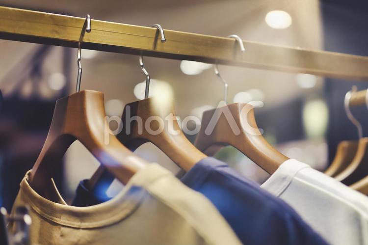 ハンガーに吊るされた衣類 ファッションイメージ 背景,ショッピング,ウェアの写真素材