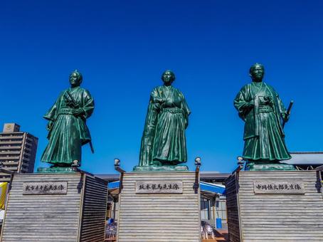 【高知県】高知市・土佐勤王党三志士の像 土佐勤王党三志士の像,坂本龍馬,中岡慎太郎の写真素材