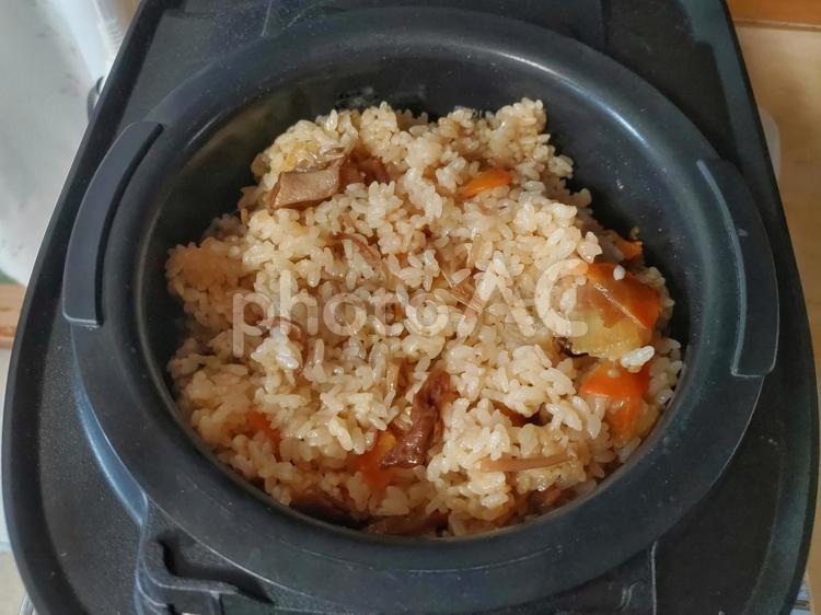 炊飯器で作る炊き込みご飯 炊き込みご飯,炊飯器,味ごはんの写真素材