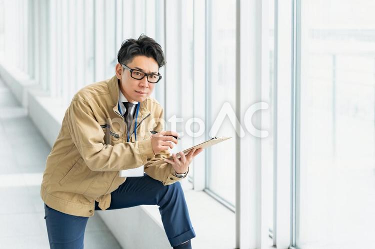 足を乗せてカッコつける作業服の男性 ビジネス,ビジネスマン,作業員の写真素材