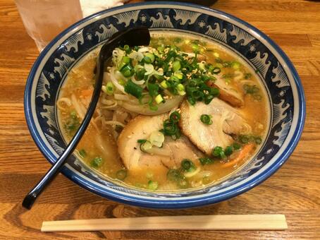 青ネギともやしがのった濃厚味噌ラーメン 味噌ラーメン,ラーメン,チャーシューの写真素材