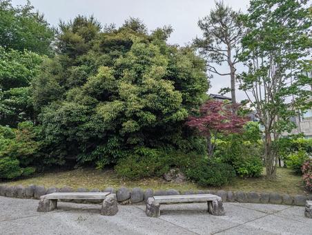 街中にある広場の写真