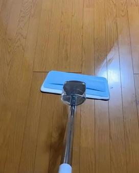床を磨くモップ 床を磨くモップの写真