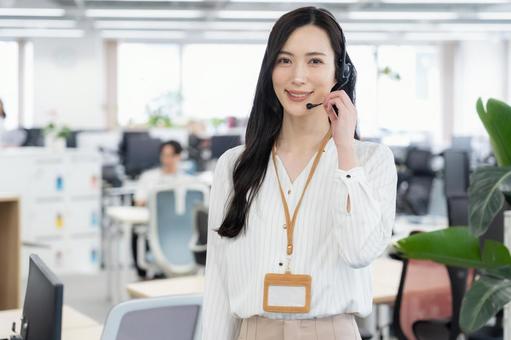 コールセンターで働く女性オペレーター コールセンターで働く女性オペレーター ビジネス,オペレーター,コールセンターの写真素材