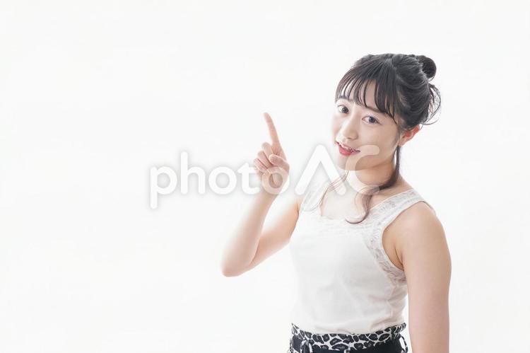 スキンケア・メイクをする若い女性 思春期,ケア,コスメの写真素材