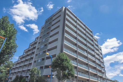 高層マンションと青空 高層マンションと青空 集合住宅,高層マンション,マンションの写真素材