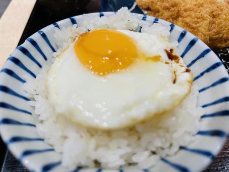 目玉焼き丼 目玉焼き丼の写真