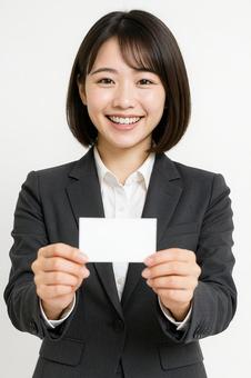 笑顔で名刺を差し出す営業女子 笑顔で名刺を差し出す営業女子の写真