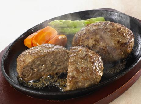 熱々のハンバーグ2個 熱々のハンバーグ2個の写真