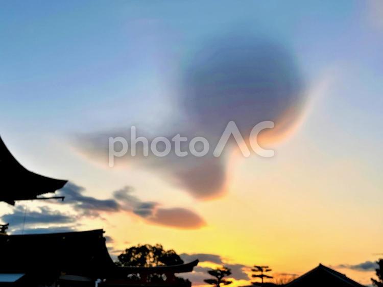 空に浮かぶ魚の形の雲 空,風景,skyの写真素材