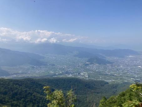 緑の山々と広がる田園風景 緑の山々と広がる田園風景の写真