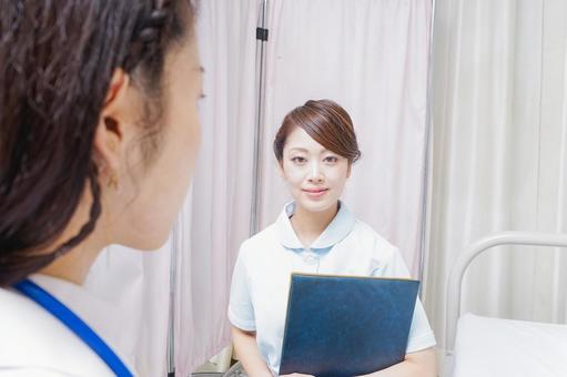 ミーティングをする医師と看護師 ミーティングをする医師と看護師 指導,医師,研修生の写真素材