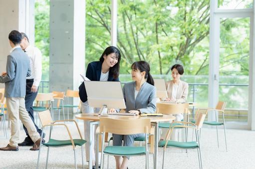 オフィスで働くビジネスパーソン オフィス,笑顔,ビジネスウーマンの写真素材