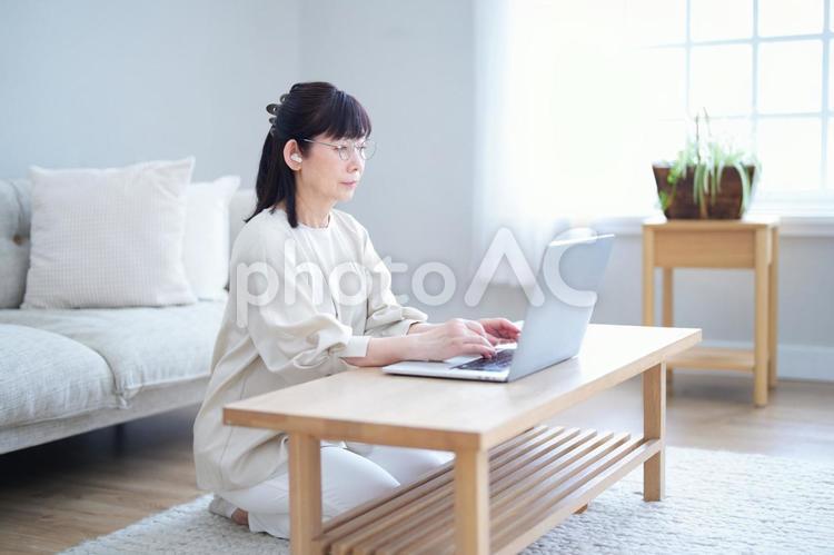 パソコン作業に集中する中年女性の在宅ワーク風景 主婦,人物,女性の写真素材