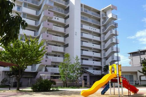 マンション（団地）と公園の遊具　人物なし マンション,団地,公園の写真素材