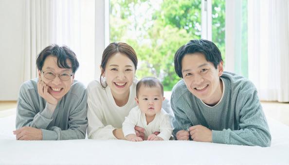 赤ちゃんが生まれた幸せな家族 赤ちゃんが生まれた幸せな家族の写真