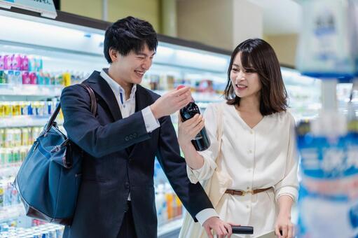 お店でワインを購入する若い夫婦 ドリンク,スーパー,お酒の写真素材